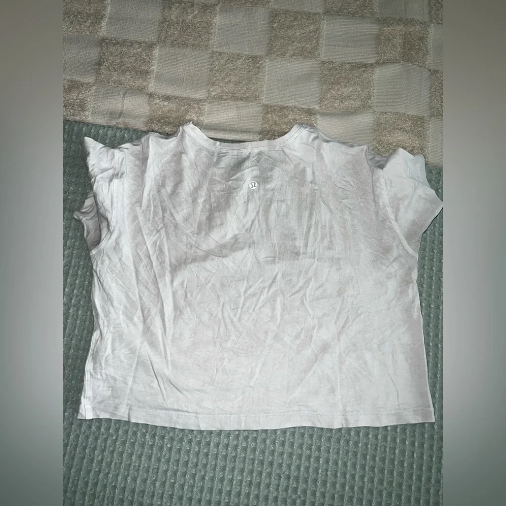 Lululemon Cropped T-Shirt -‎ White